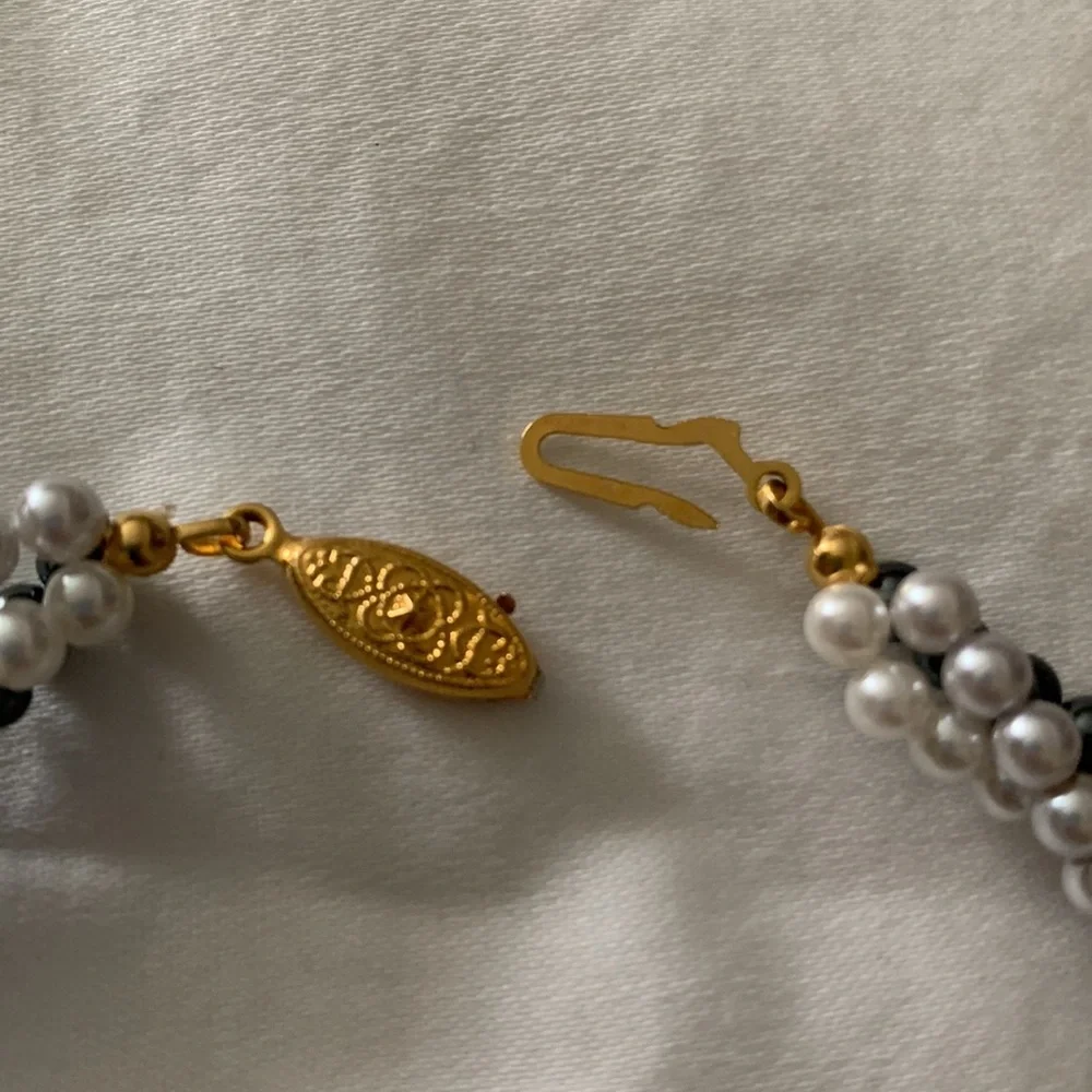 Pearl necklace and 3 pair of Pearl earrings - Picture 3 of 3